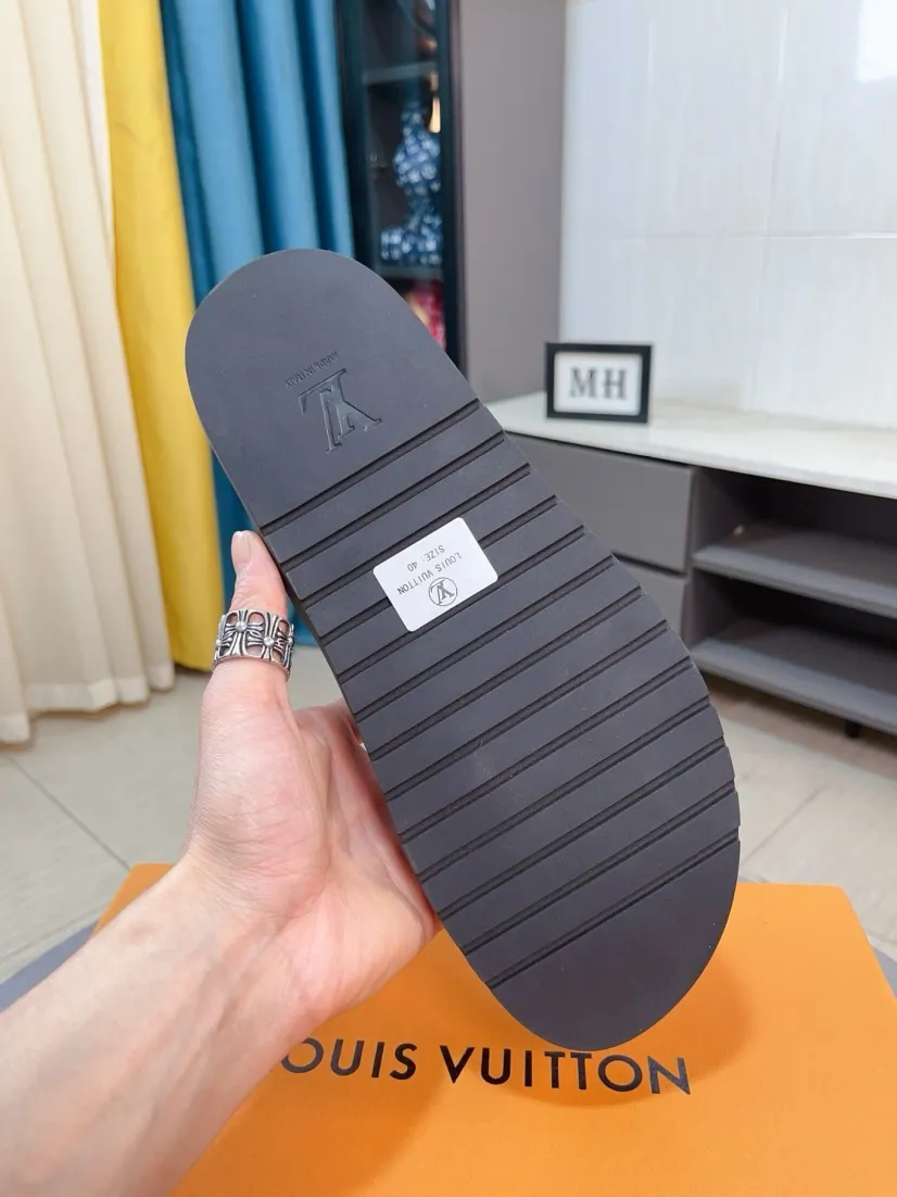 Men's shoes💰300🌹🌹【LV】Multi-color new men's slippers, original top quality version, original special cowhide ostrich embossed➕sheepskin on the inside and sides, non-slip combined sole, more stable walking, more comfortable and lightweight, high-end and generous, size: 38~44